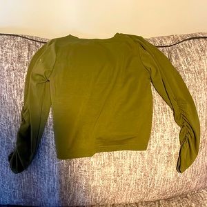 Very comfy the sleeves are so amazing